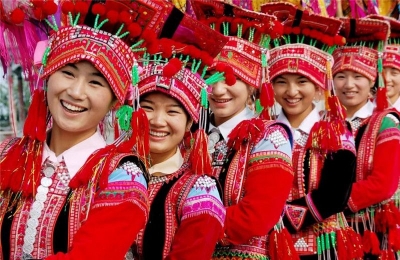 跟随专题片《锦绣石屏》走进花腰绣娘的世界