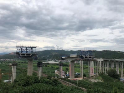 昆楚高速公路西河特大桥上跨成昆铁路成功转体