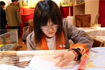 香格里拉藏绣文化艺术院百名绣师 一针一线绘就大美故乡