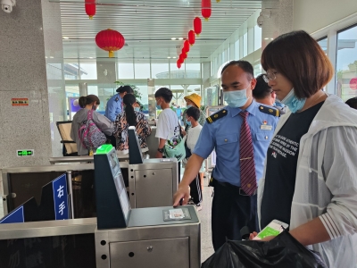 ​万亩荷花盛开 游客喜爱乘高铁畅游云南普者黑