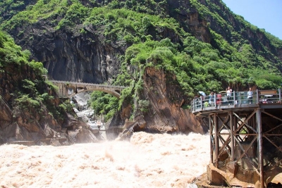 金沙江进入丰水期  香格里拉虎跳峡又现壮观景致    