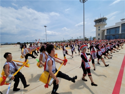 全国首个“葡萄园中的机场”——弥勒东风机场今天正式通航
