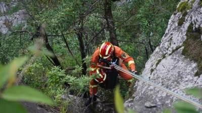 女子失足跌入玉带路下山崖  大理消防成功营救被困女子