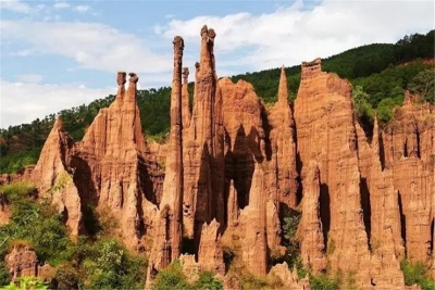 奇峰竞秀插霄汉，文井土林好风光！