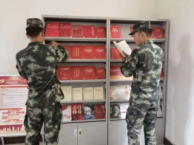 漾濞县图书馆为全体驻漾武警官兵免费办理借书证 并赠送红色经典书籍