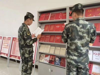 漾濞县图书馆为全体驻漾武警官兵免费办理借书证 并赠送红色经典书籍