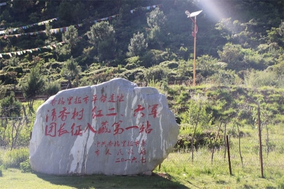 迪庆月亮湖：壁纸般的视觉享受