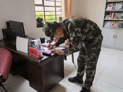 漾濞县图书馆为全体驻漾武警官兵免费办理借书证 并赠送红色经典书籍