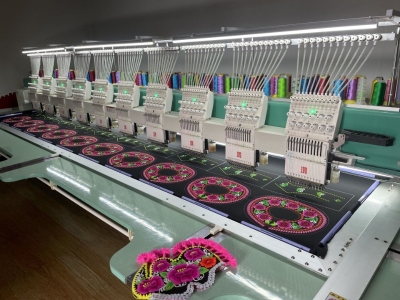 绣出民族团结幸福之花 | 农村妇女背着娃娃绣着花 增收致富还顾家