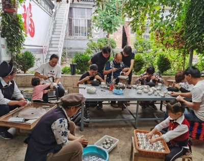 【云游特色小镇】鹤庆·新华银器小镇：小锤叮当，雕琢千年时光