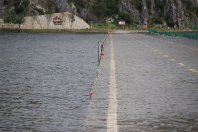 香格里拉“水上公路”再现 电视剧《司藤》曾在此取景