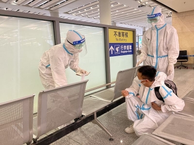 一旅客入境查验大厅内突发身体不适，昆明边检民警紧急施救