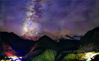 赏月｜梅里雪山上升起皎洁的月亮