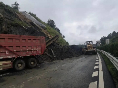 丽上高速公路发生塌方，请绕行！