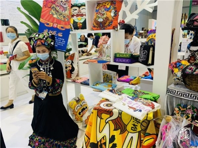 云南“金木土石布”呈现别样风情