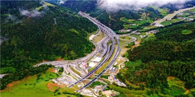 国家高速公路G0613香格里拉至丽江高速公路全线投运  