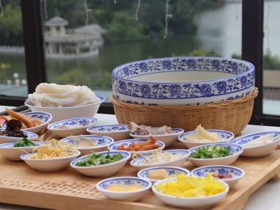 嘴巴之旅 | 隐匿在繁华中的雅致餐厅 邀你就着蒙自南湖美景品美食