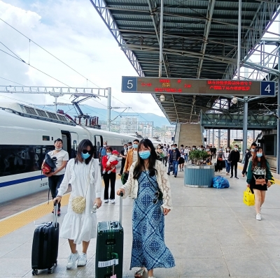 中秋假期首日：云南18万人次坐火车探亲旅游