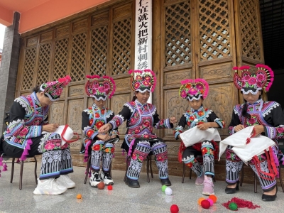 绣出民族团结幸福之花 | 农村妇女背着娃娃绣着花 增收致富还顾家