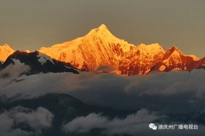 今晨，迪庆梅里雪山再现“日照金山”壮观景象！​