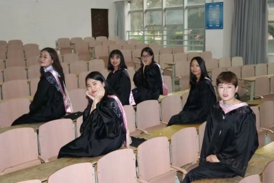 点赞！彝族姑娘余庆龄收到了北京大学经济法学博士的录取通知书！