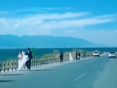 提醒！网红公路上拍“美照”，交通安全要记牢