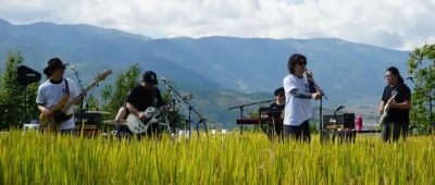 《中国这么美》剧组携低苦艾乐队突闯白米丰收节，瑜伽、摇滚、霸王鞭混搭出凤羽丰收新图景