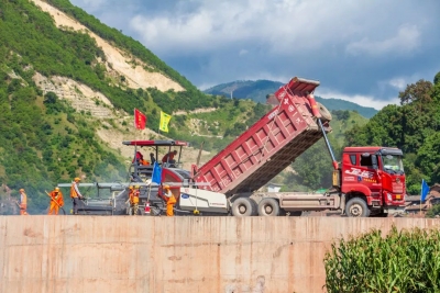 稻花香里说“丰年”！大漾云高速公路云龙连接线路面铺筑完成