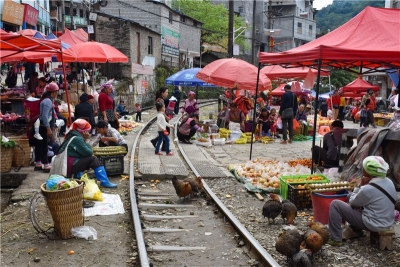 探访百年滇越铁路 大山深处的“火车集市”