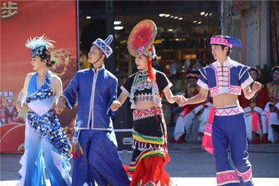 云南文化馆文化志愿服务走进迪庆 惠民演出暖人心  