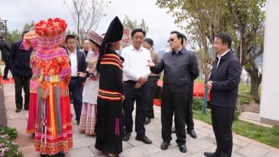 云南省国有金融资本控股集团有限公司党委书记、董事长迟中华一行到永胜县调研