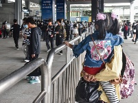 图集 | 国庆首日 昆明站旅客出行密集