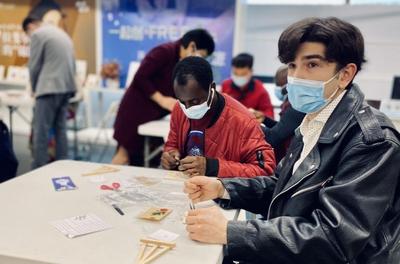 非遗DIY让留学生亲近中国传统文化