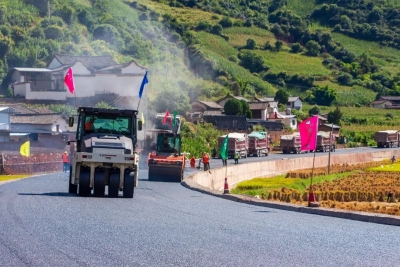 稻花香里说“丰年”！大漾云高速公路云龙连接线路面铺筑完成
