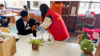 喜迎国庆 | 大理苍山上的一抹“红” 志愿者在行动