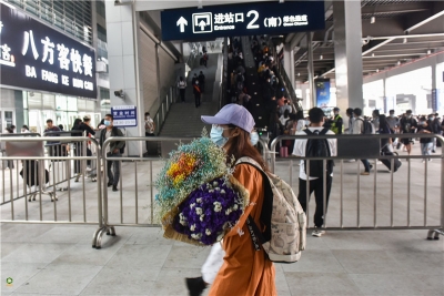 图集 | 国庆首日 昆明站旅客出行密集