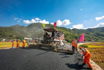 稻花香里说“丰年”！大漾云高速公路云龙连接线路面铺筑完成