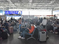 图集 | 国庆首日 昆明站旅客出行密集