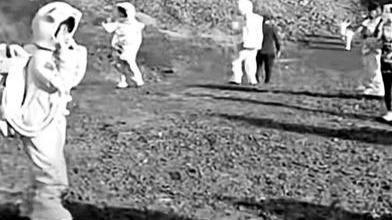 游客扮“宇航员”拍大片 这个火山地质公园“火了”
