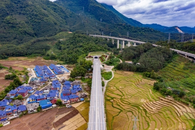 最新消息：中老铁路全线铺轨完成 年内开通运营