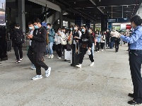 图集 | 国庆首日 昆明站旅客出行密集