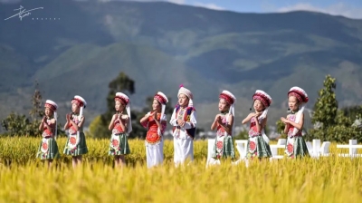 《中国这么美》剧组携低苦艾乐队突闯白米丰收节，瑜伽、摇滚、霸王鞭混搭出凤羽丰收新图景
