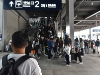图集 | 国庆首日 昆明站旅客出行密集
