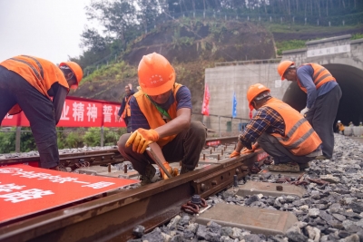 最新消息：中老铁路全线铺轨完成 年内开通运营
