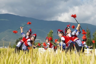 《中国这么美》剧组携低苦艾乐队突闯白米丰收节，瑜伽、摇滚、霸王鞭混搭出凤羽丰收新图景