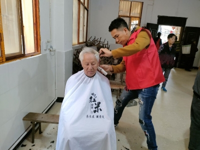 红河州各级工会积极开展重阳节公益敬老活动