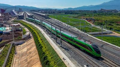 登上“澜沧号”列车，一路风景一路吃