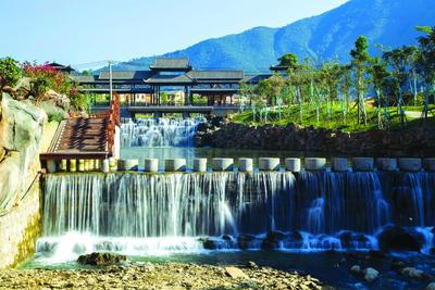 徜徉牧羊河畔  领略边城苗韵