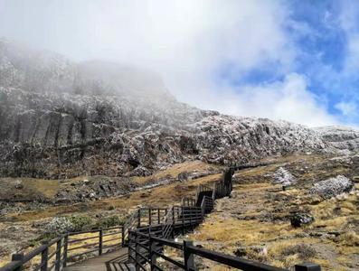 冬日的轿子雪山，一席色彩的“盛宴”