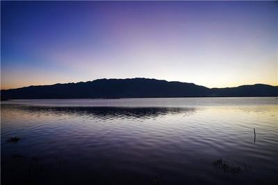 夕阳下的大屯海 水天一色美如画